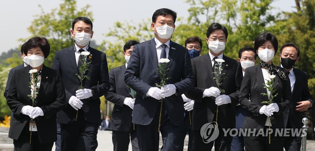 민주 지도부, 봉하 방문…권여사 "꽃이 예쁘게 피웠다"