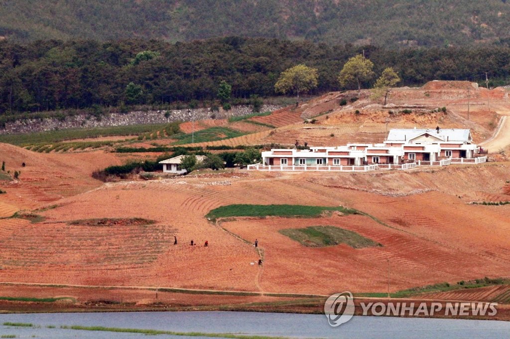 북한, 경쟁으로 지역발전 도모…"경쟁도표 붉은줄이 분발유도"