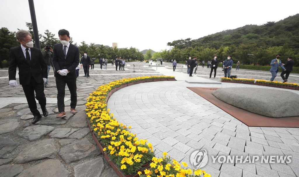 이재명, 봉하마을 노무현 전 대통령 묘역 참배…1박2일 영남행(종합)