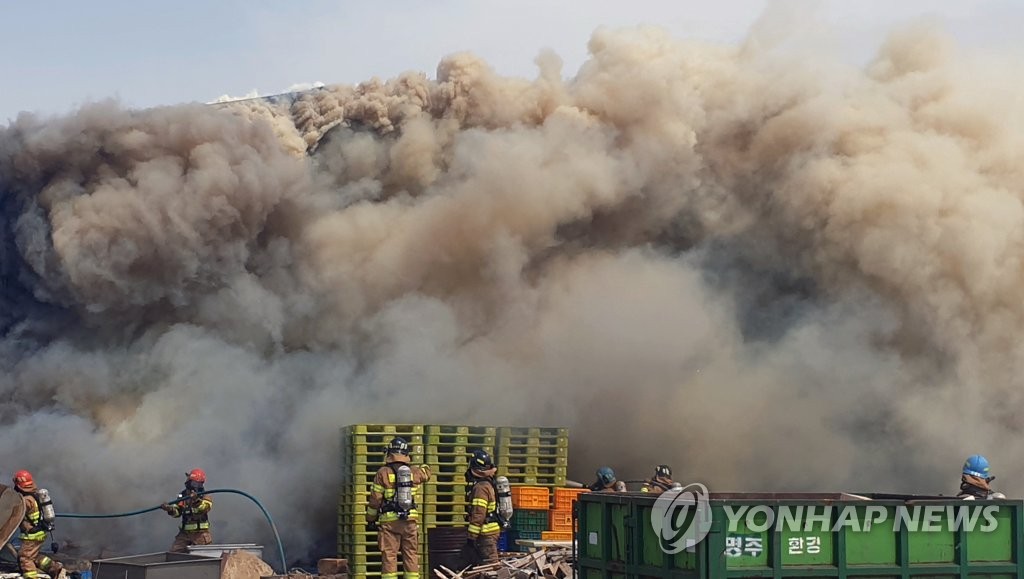 강릉 먹태 포장공장 화재 3시간 만에 진화…인근 초교생 귀가(종합)