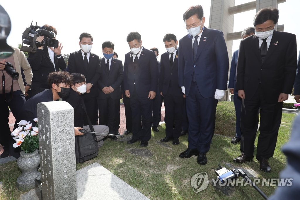 '5·18의 산자' 송영길, 광주영령 앞에 큰절…"감개무량"