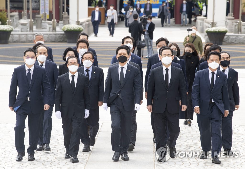 확 달라진 野, 광주로 광주로…"헌법에 5·18 넣자" 주장도