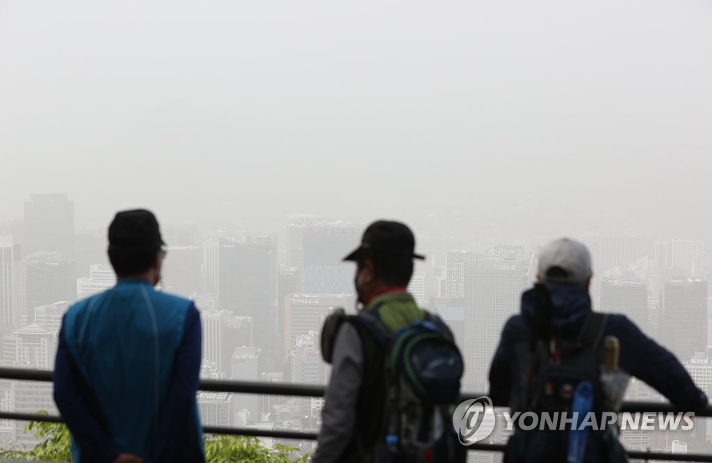 '우울한 어버이날' 전국 뒤덮은 황사·미세먼지에 코로나까지