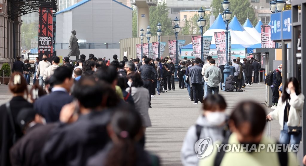 [2보] 코로나19 어제 463명 신규확진, 1주일만에 400명대로…휴일 영향