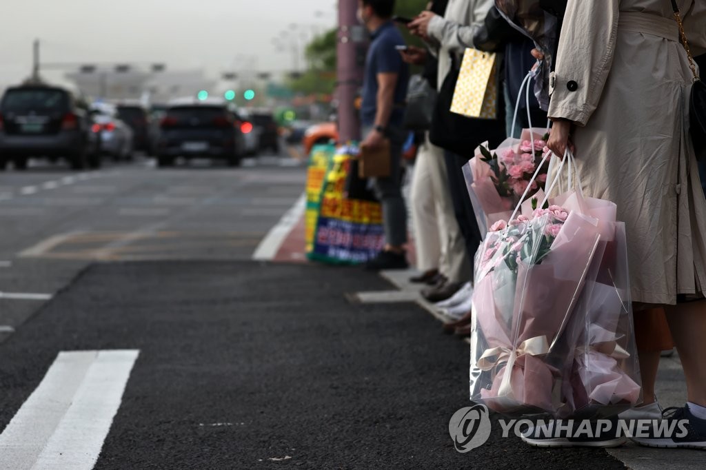 전국 황사로 탁한 공기…큰 일교차·강풍 유의