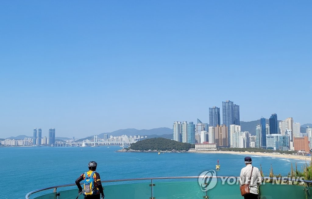 황사 걷히자 전국 유원지 나들이 인파…유명산도 발길 이어져