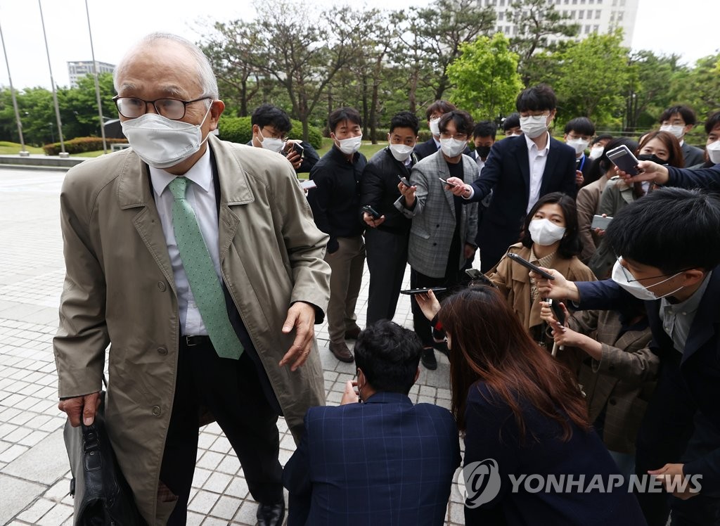 검찰수사심의위 4시간 공방 속 이성윤 끝내 침묵