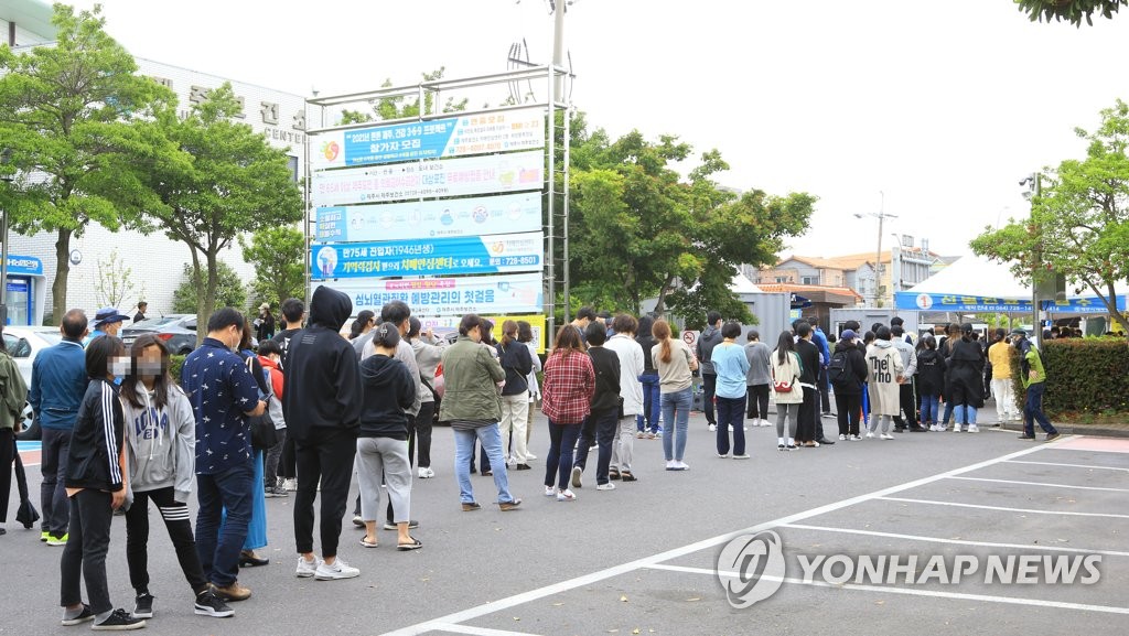 제주 코로나19 검사소 북새통…30㎞ '원정 검사'도