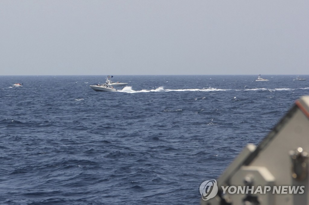 美군함 걸프해역서 이란 고속정에 경고사격…이란 "미군이 도발"