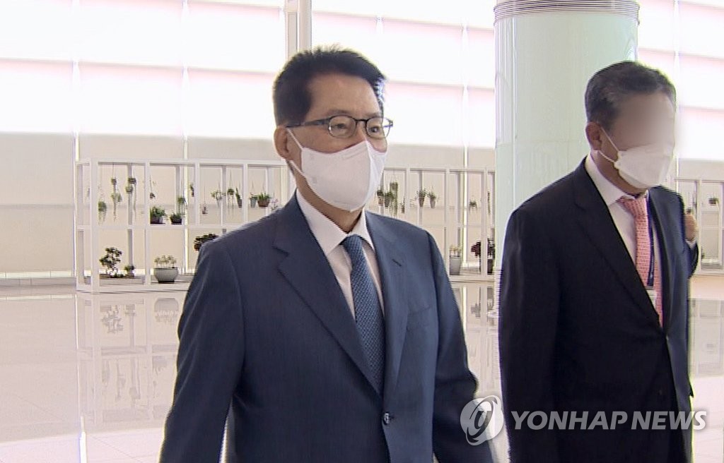 박지원, 日총리 만나…'관계 정상화' 문대통령 구두메시지 전달(종합)