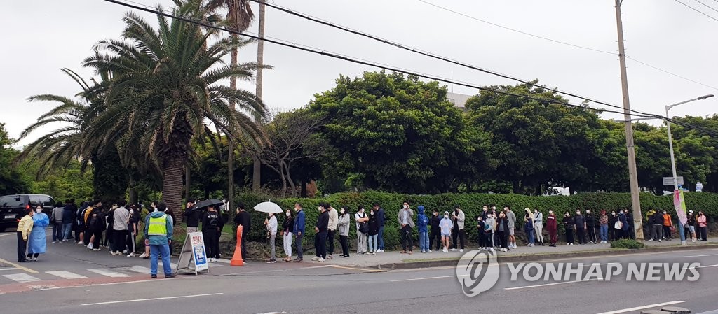 제주 코로나19 검사소 북새통…30㎞ '원정 검사'도