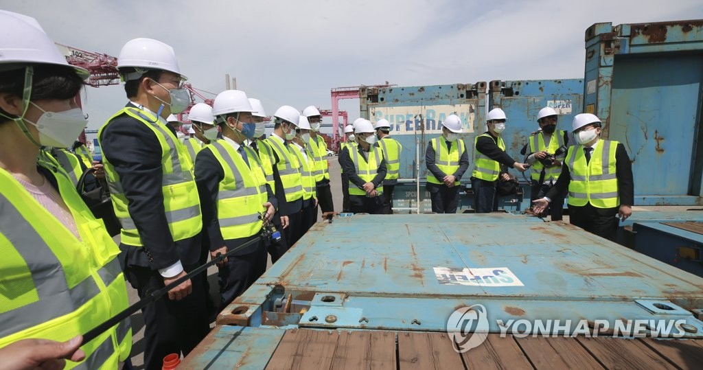 평택항 달려간 與 지도부…故이선호씨 부친 "4년간 뭐했나"