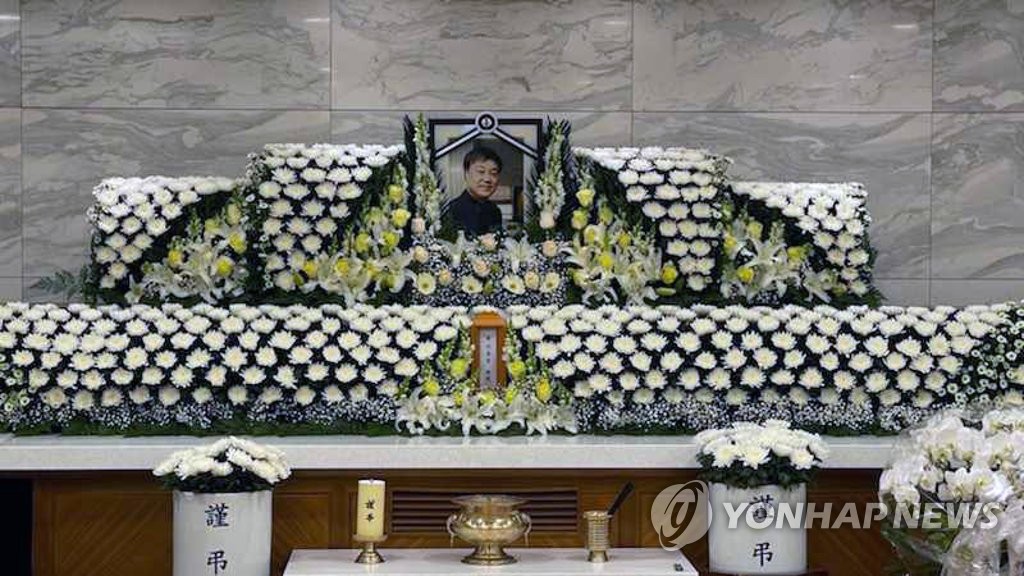 '영화인들의 맏형' 동료들 눈물 속 잠들다…이춘연 대표 영결식