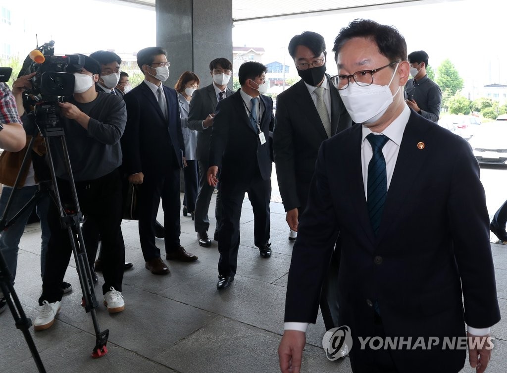 박범계 "이성윤 기소, 관할 맞추기 위한 억지 춘향"(종합)