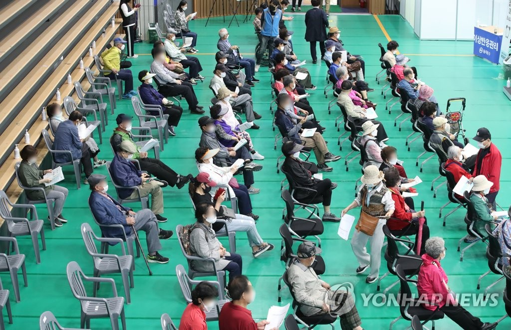 정부 "예방접종으로 더 자유로운 일상"…고령층에 접종 권고