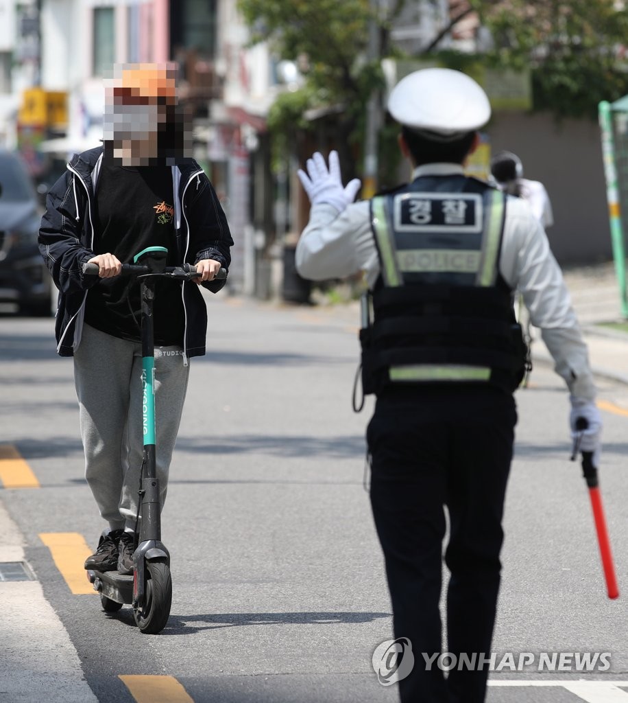 헬멧 미착용·인도 운행…전동킥보드 단속 적발 잇따라(종합)