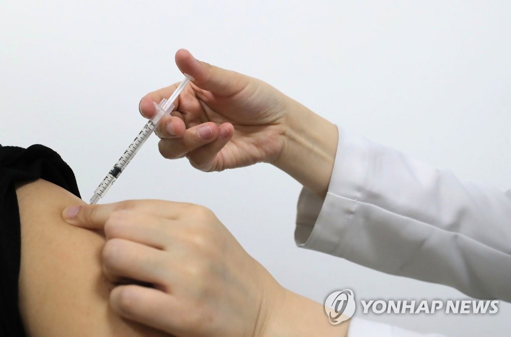 "WHO 긴급승인 백신 접종자에도 '입국후 자가격리 면제' 검토중"