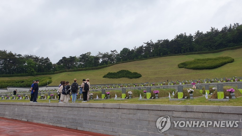 전국 곳곳 봄비에 휴양지 한산…화창한 제주에선 파도타기