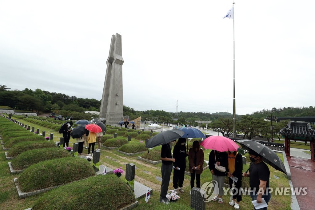 우산 쓴 참배객 이어진 5·18묘지…"기억하고 이어가겠습니다"