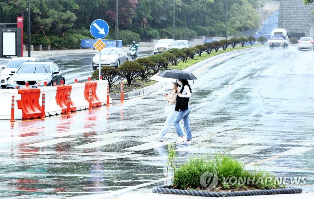 [날씨] 흐리고 산발적 비…더위 한풀 꺾여