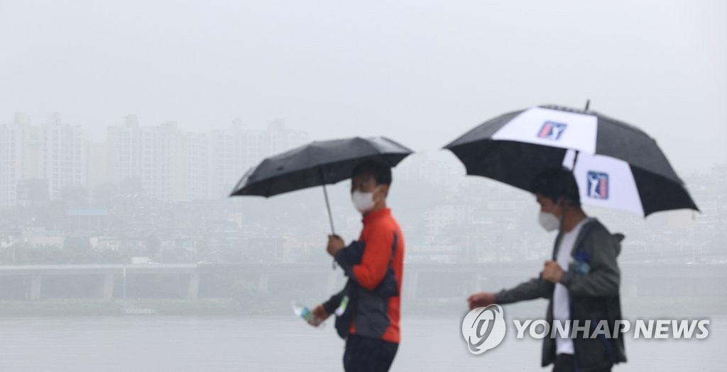 비 내리는 궂은 날씨에 전국 관광지 '한산'…식당·카페로 발길