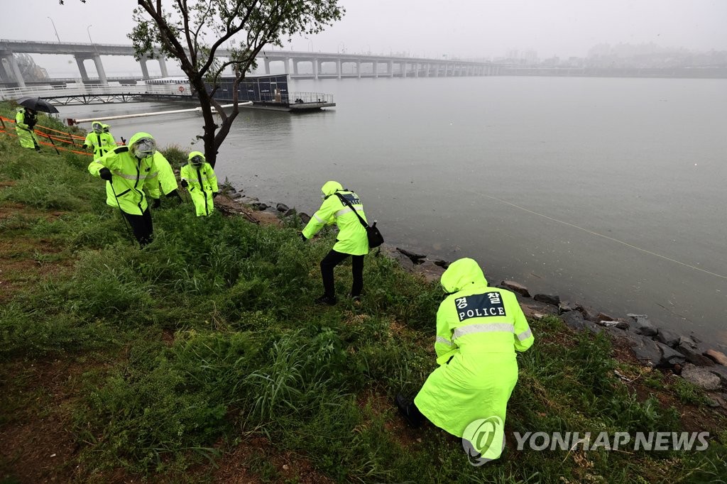 [2보] 경찰 "故손정민 친구 휴대폰 발견…환경미화원이 습득"