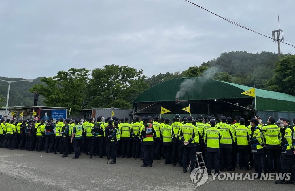 [속보] 경찰 사드기지 진입로 확보…농성 주민 도로서 차단