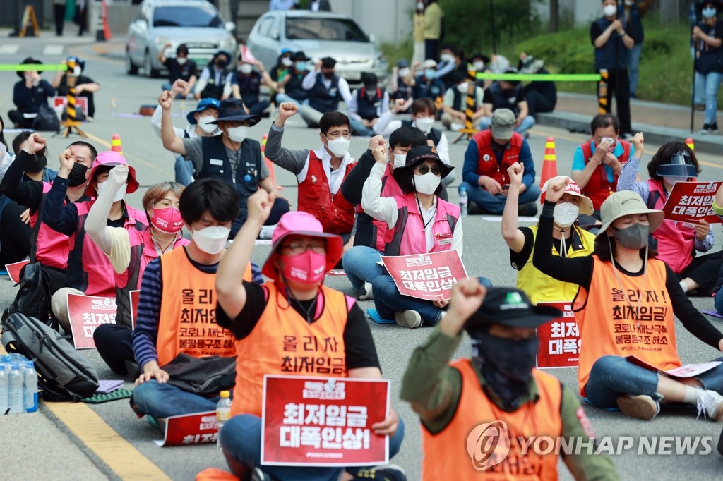 민주노총, 최저임금 회의 불참…장외집회서 '대폭 인상' 요구(종합)