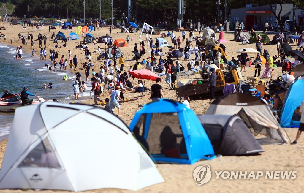 '여름이 성큼' 강원 양양 30.9도…동해안 해변서 더위 식혀