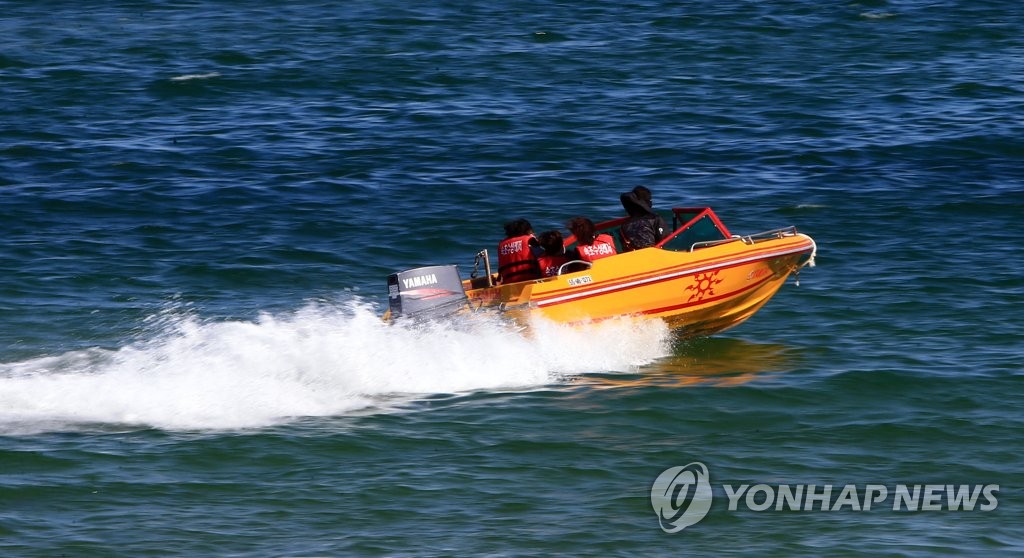 '여름이 성큼' 강원 양양 30.9도…동해안 해변서 더위 식혀