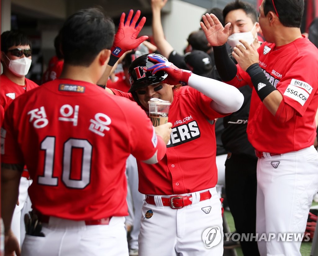 추신수 따라 고참들이 움직인다…선두 SSG 새 구심점에 '반색'