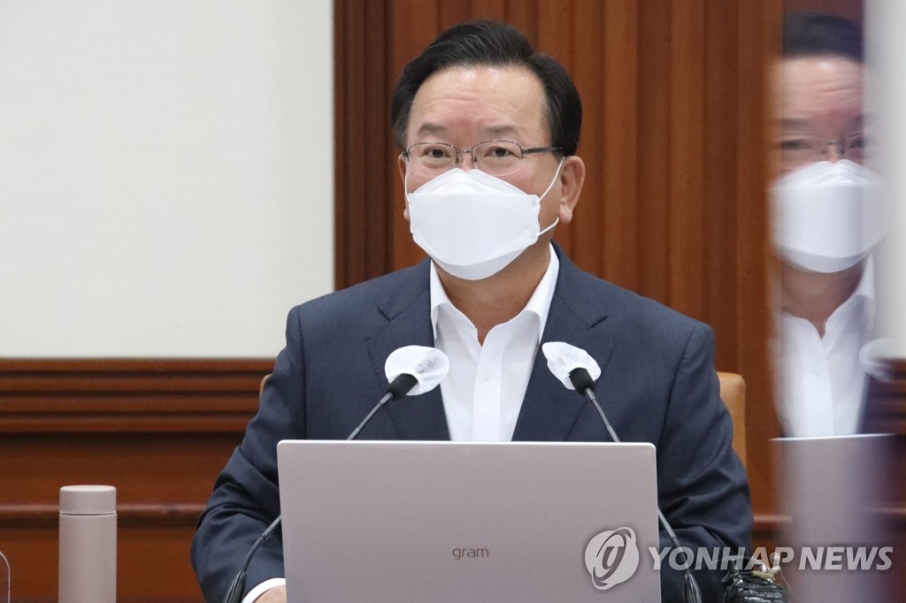 김총리 "온택트 사회로 급속전환…행정도 변화해야"(종합)