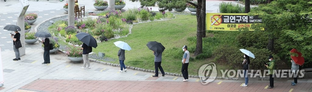 신규확진 561명, 사흘만에 500명대…거리두기·5인금지 3주 연장(종합)