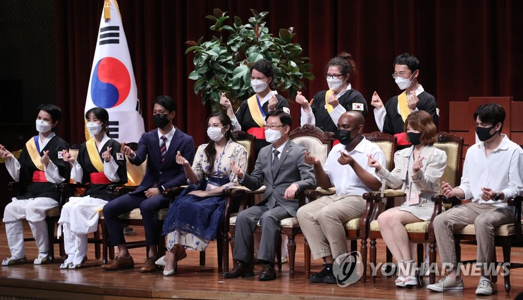 빈민·노동자에 헌신…'올해의 이민자'에 브랜든 신부