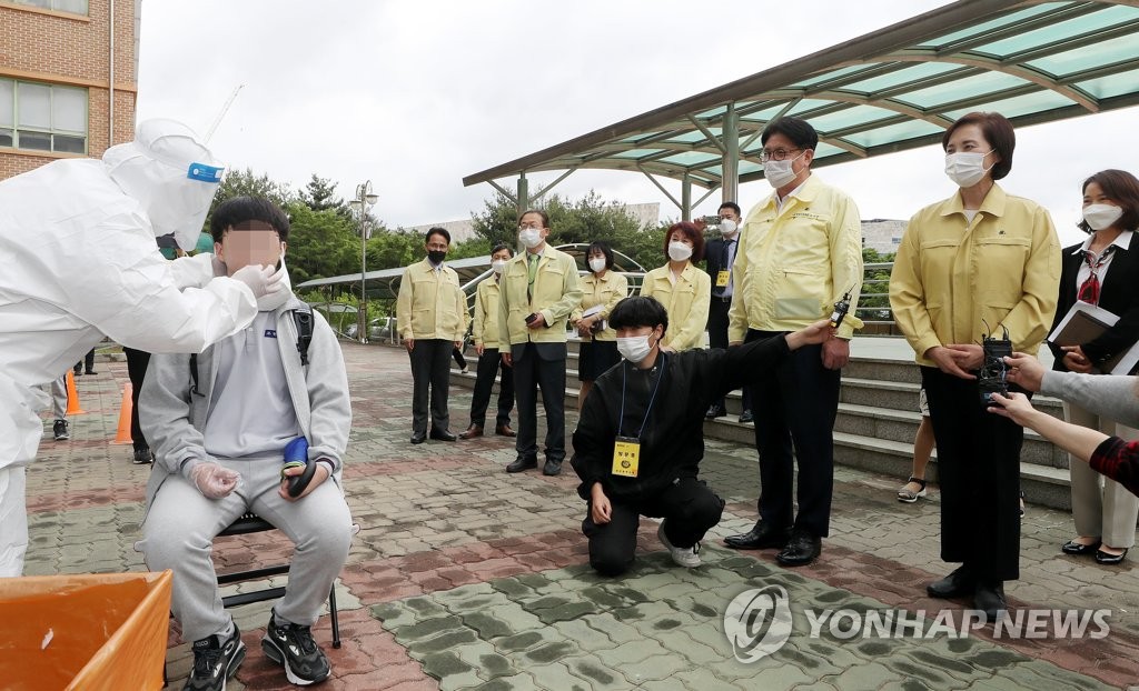 유은혜 "서울·울산 학교서 6월까지 이동 PCR검사 운영할 것"(종합)