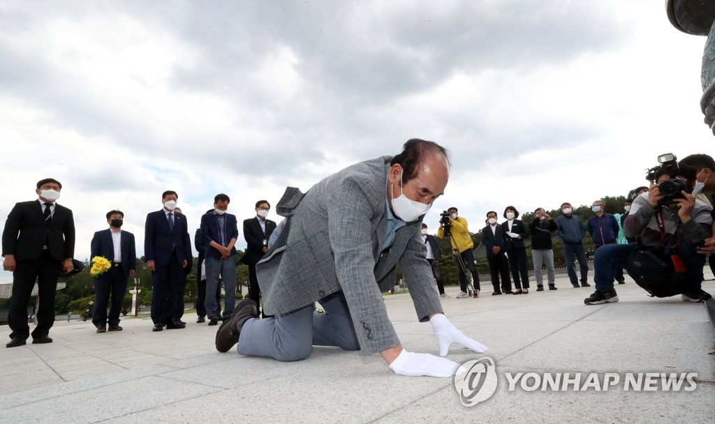 "미안합니다" 5·18계엄군 무릎꿇고 사과…"이해" 손 내민 유족