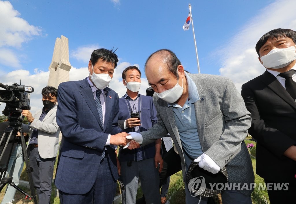 "미안합니다" 5·18계엄군 무릎꿇고 사과…"이해" 손 내민 유족