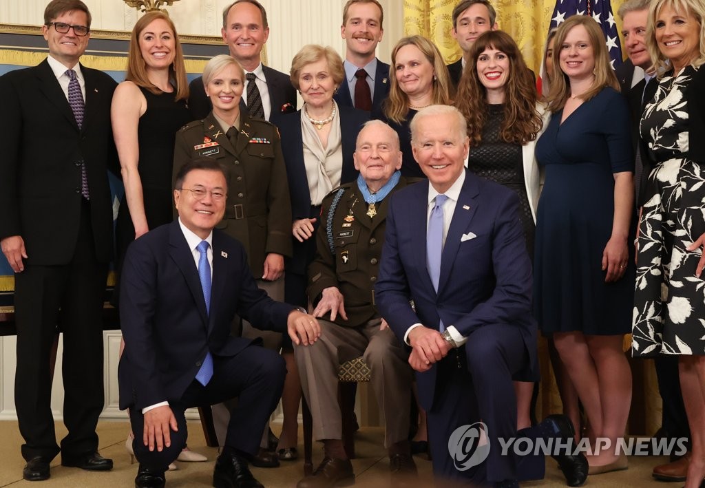 태영호 "한국전 영웅에 무릎꿇은 문대통령, 대단한 책략가"