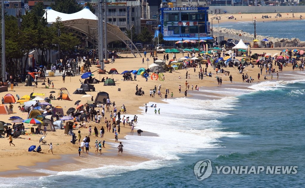 초여름 같은 주말 맞아 '싱그런 산으로, 시원한 바다로'