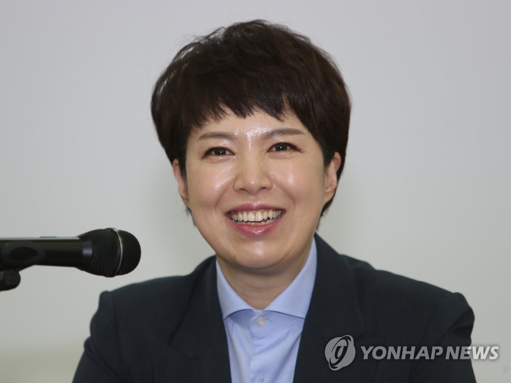 김은혜, '트럭 비유' 나경원에 "노후 경유차, 언덕길 힘못써"