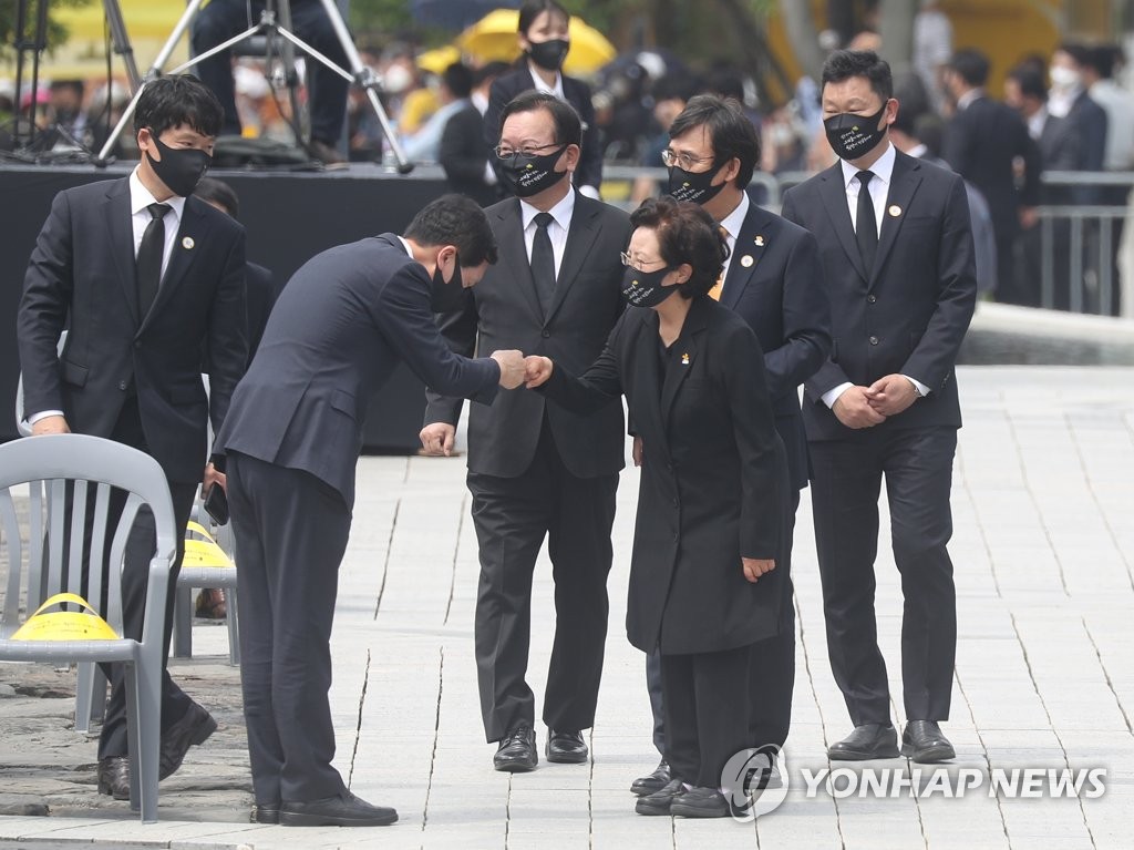 권양숙에 고개숙인 김기현…"盧 남긴 통합정신 이정표 삼아야"