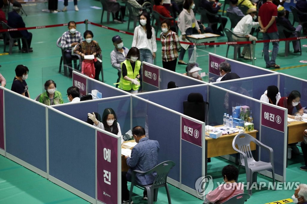 고령자, 1회 접종으로 코로나 89.5% 예방…"사망 예방효과 100%"