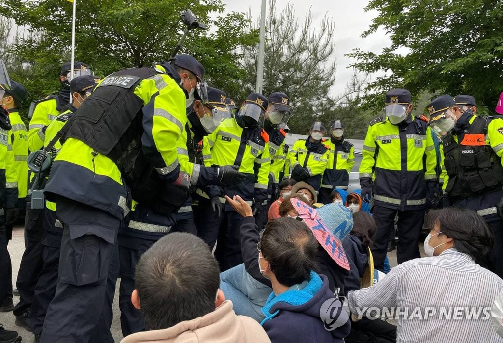 [속보] 성주 사드기지 입구서 반대주민-경찰 대치