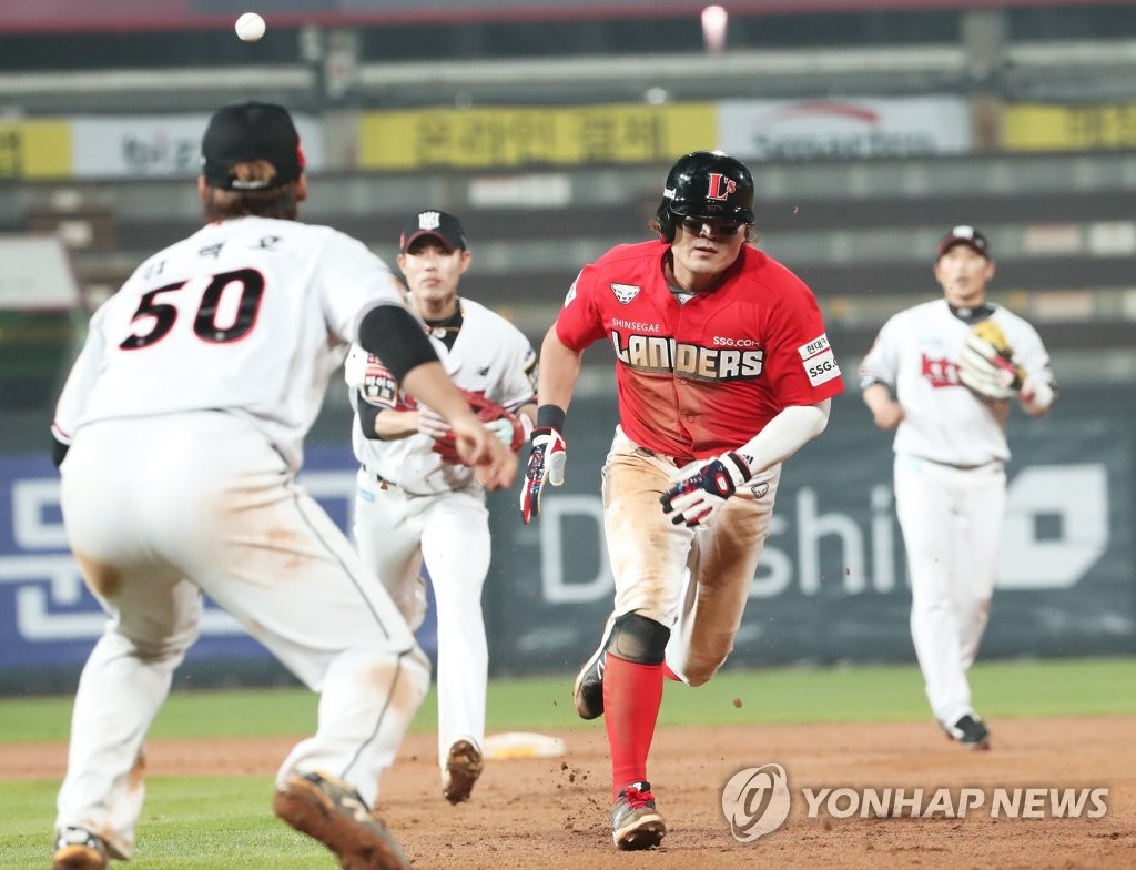 추신수의 주루사, 홍현빈의 번트 안타…흐름이 뒤집혔다