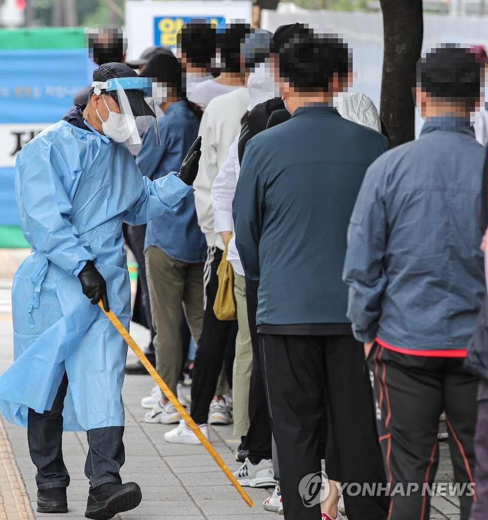 휴일 영향에 오늘도 400명대…완만 감소세속 '위험 불씨' 여전