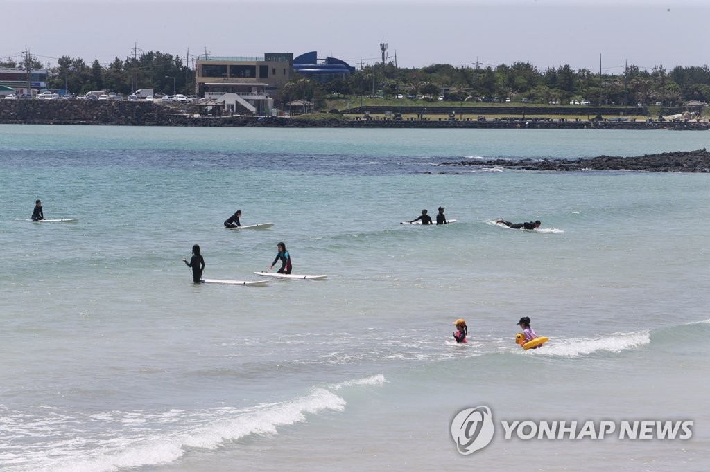 '여름이 성큼'…초여름 날씨에 전국 유명산·해수욕장 '북적'