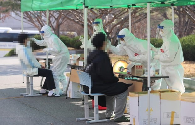 충북 청주시 흥덕구 청주고등학교에 설치된 신종 코로나바이러스 감염증(코로나19) 선별진료소에서 학생들이 코로나19 검사를 받고 있다. 기사와 사진은 직접적인 관련 없음. /사진=연합뉴스