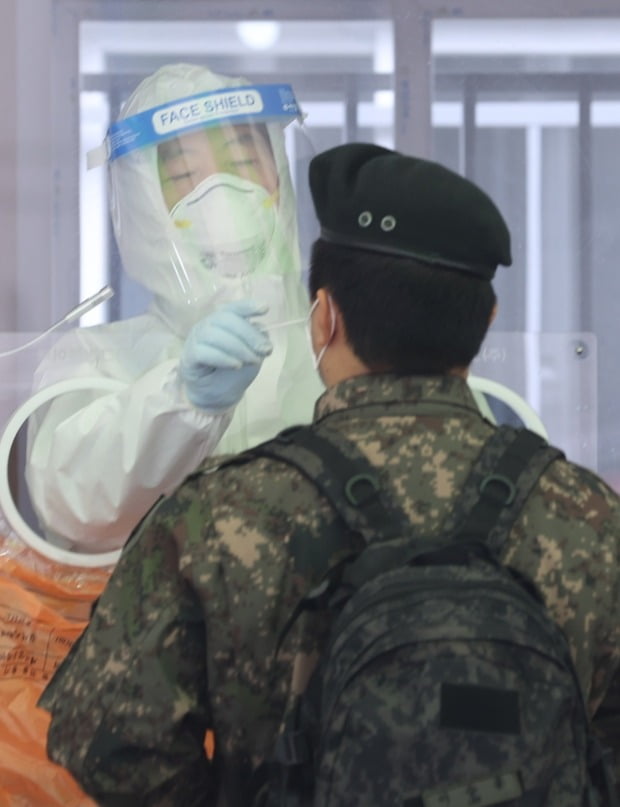 철원 군부대서 코로나19 무더기 감염…비상 걸린 국방부