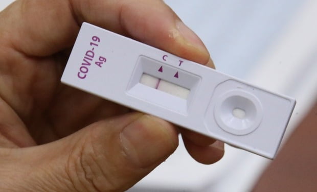 신종 코로나바이러스 감염증(코로나19) 자가진단키트. [사진=연합뉴스]