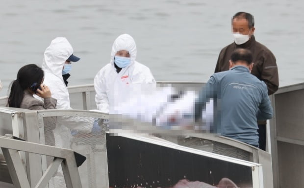 서울 반포한강공원 인근 한강에서 구조대원들이 실종 엿새 만에 숨진 채 발견된 대학생 손정민씨의 시신을 수습하고 있다. 사진=연합뉴스